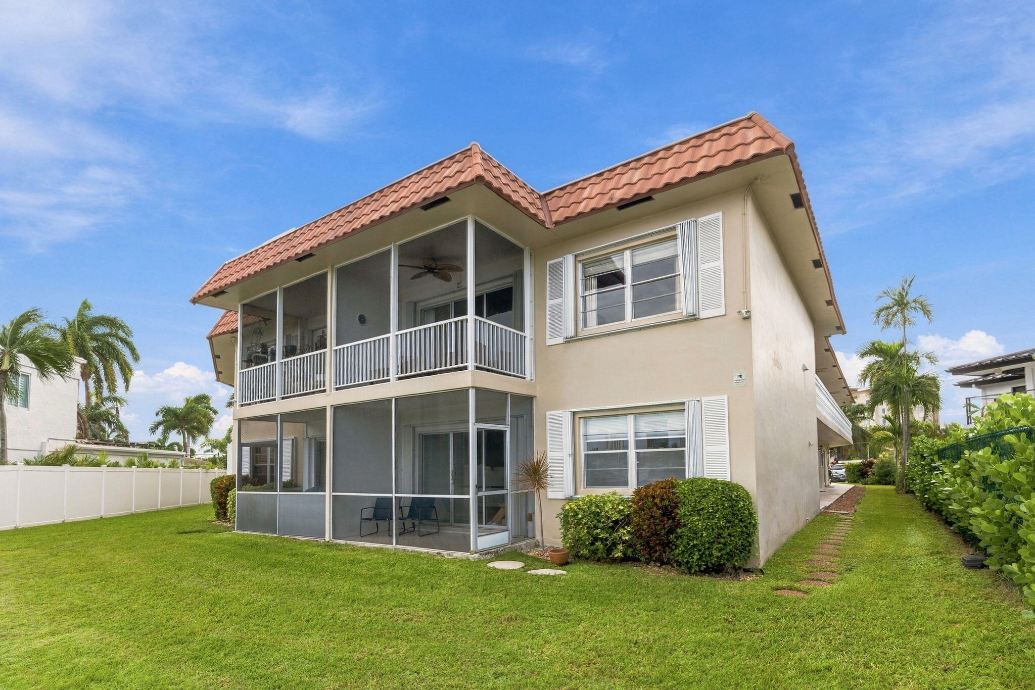 BALCONY/ TOP RIGHT