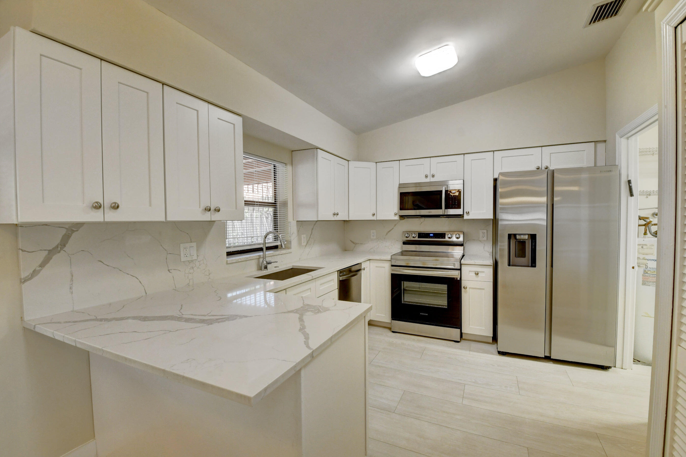 Bright & Modern Kitchen