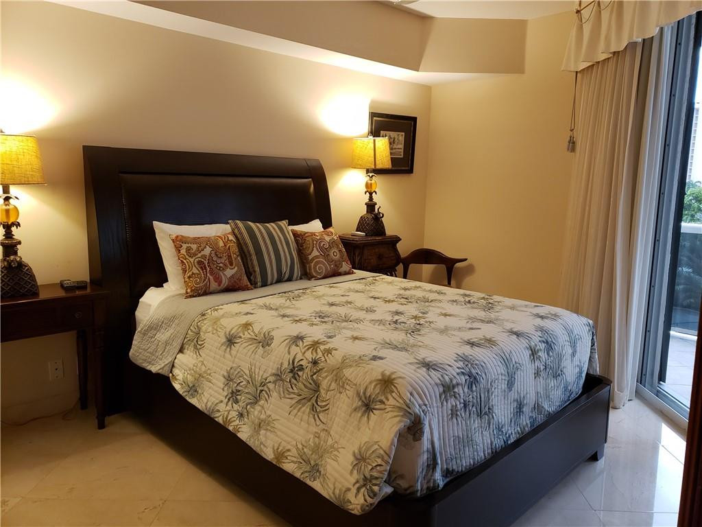 Guest bedroom (queen bed) Guest bedroom (queen bed)