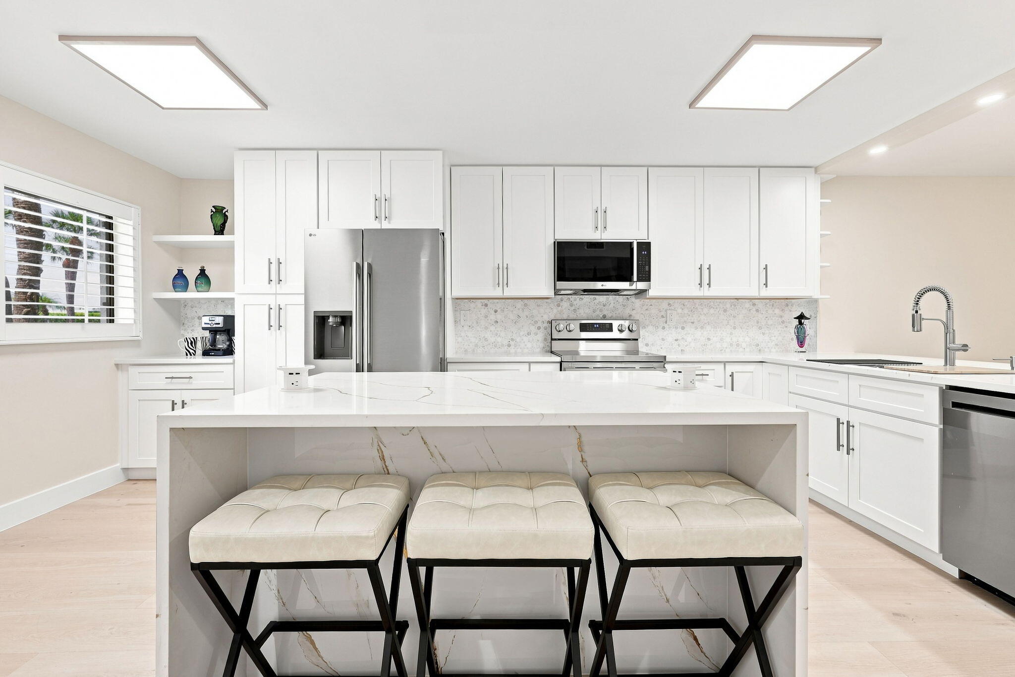 Island w/barstools