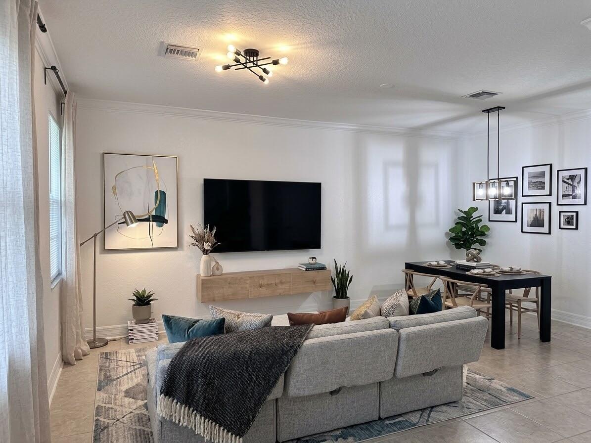 LIVING/FAMILY ROOM