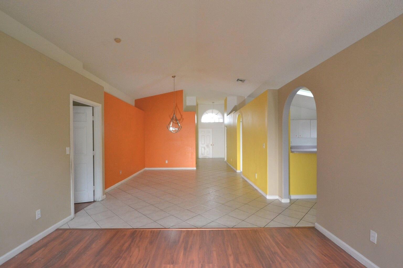 08_living_entry_2