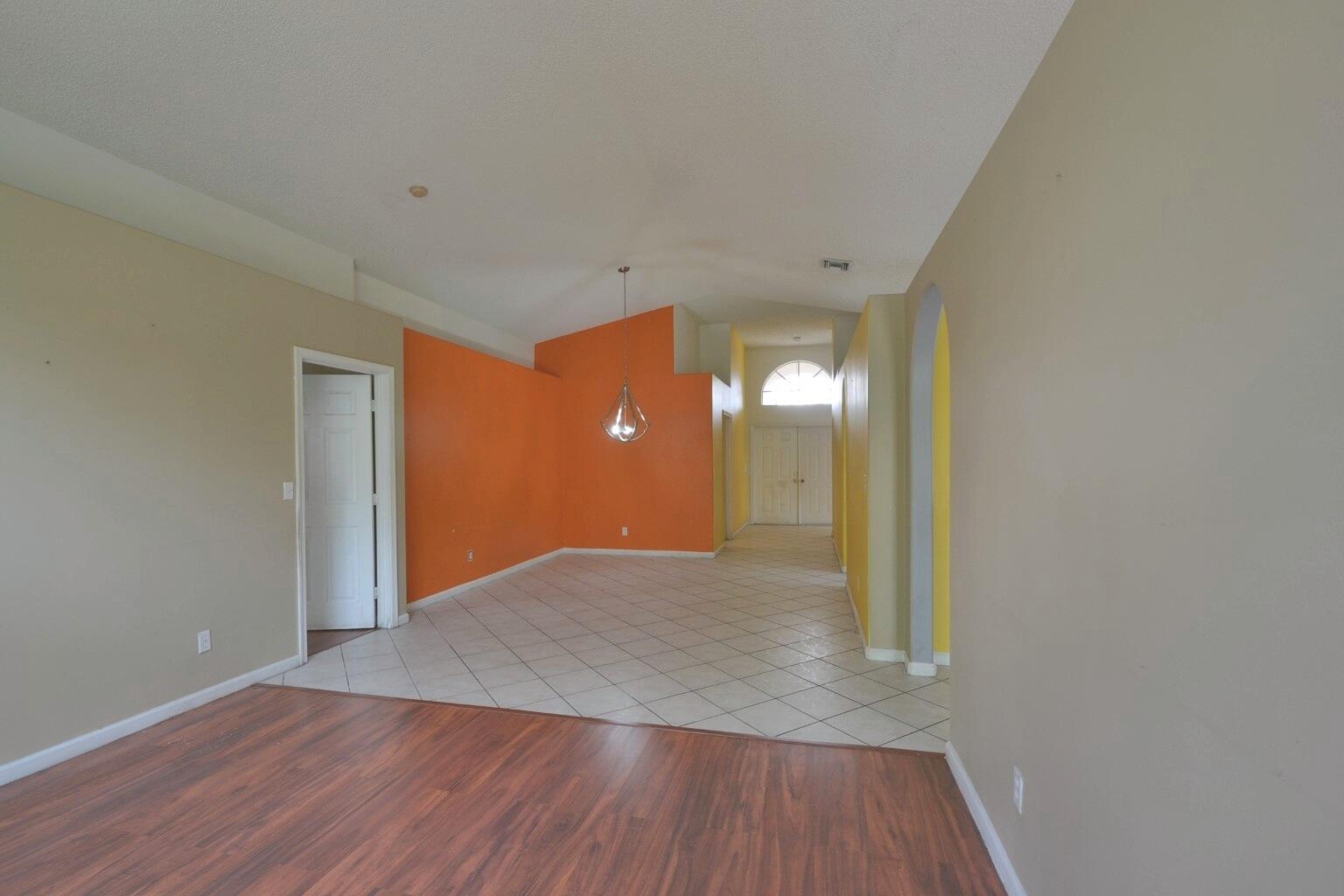 07_living_entry_1