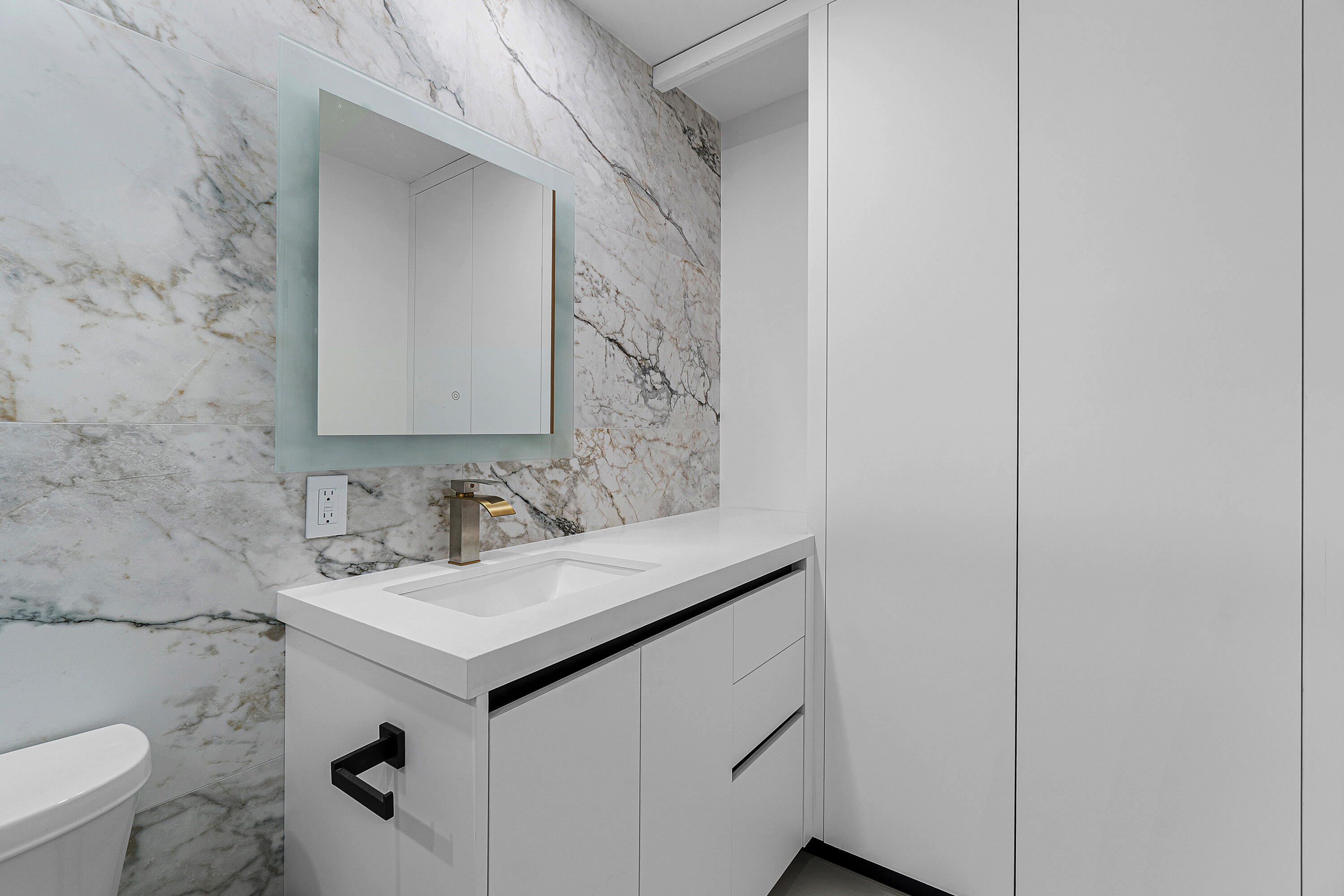 Guest Full Bathroom