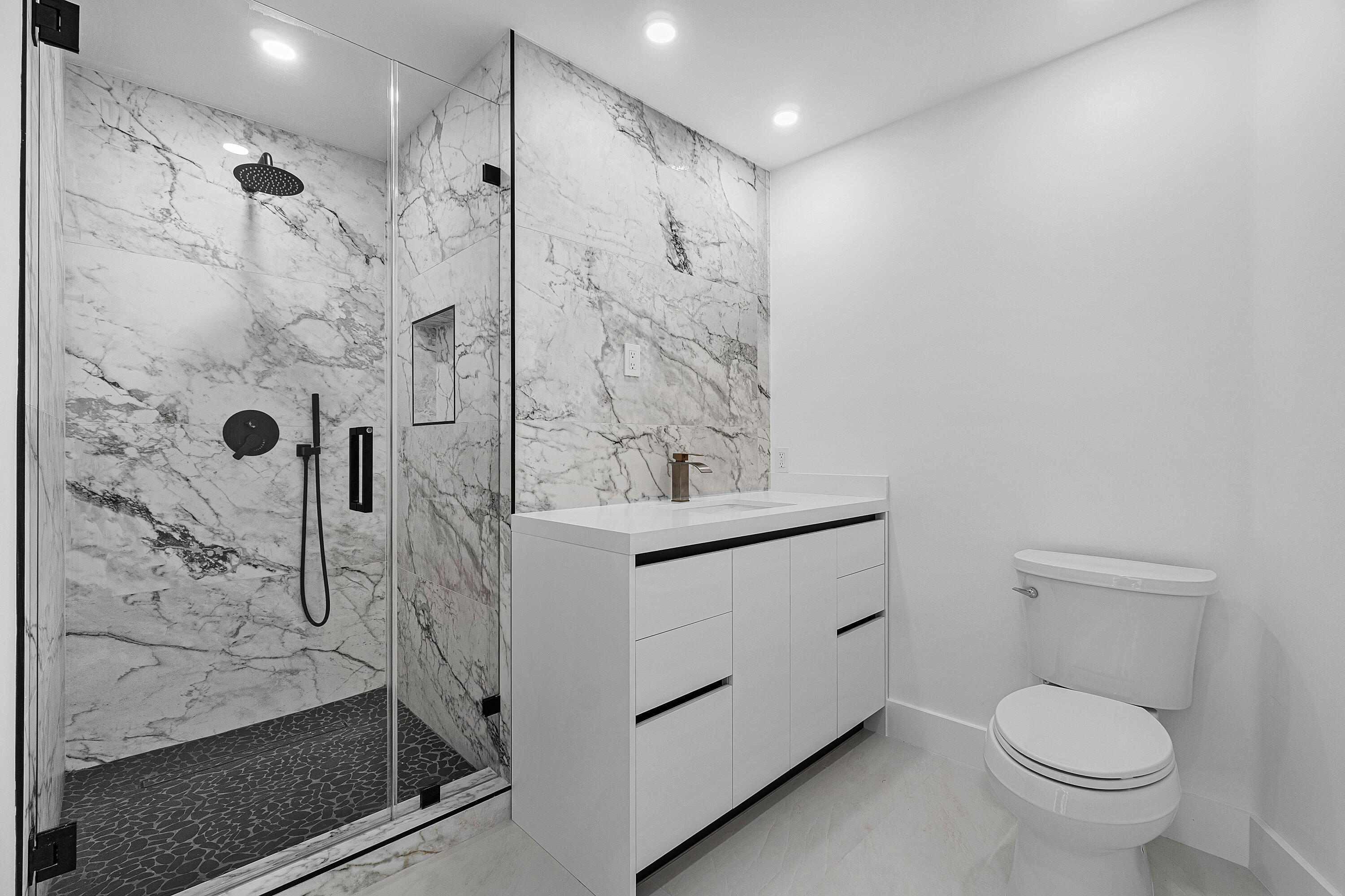 Guest Full Bathroom