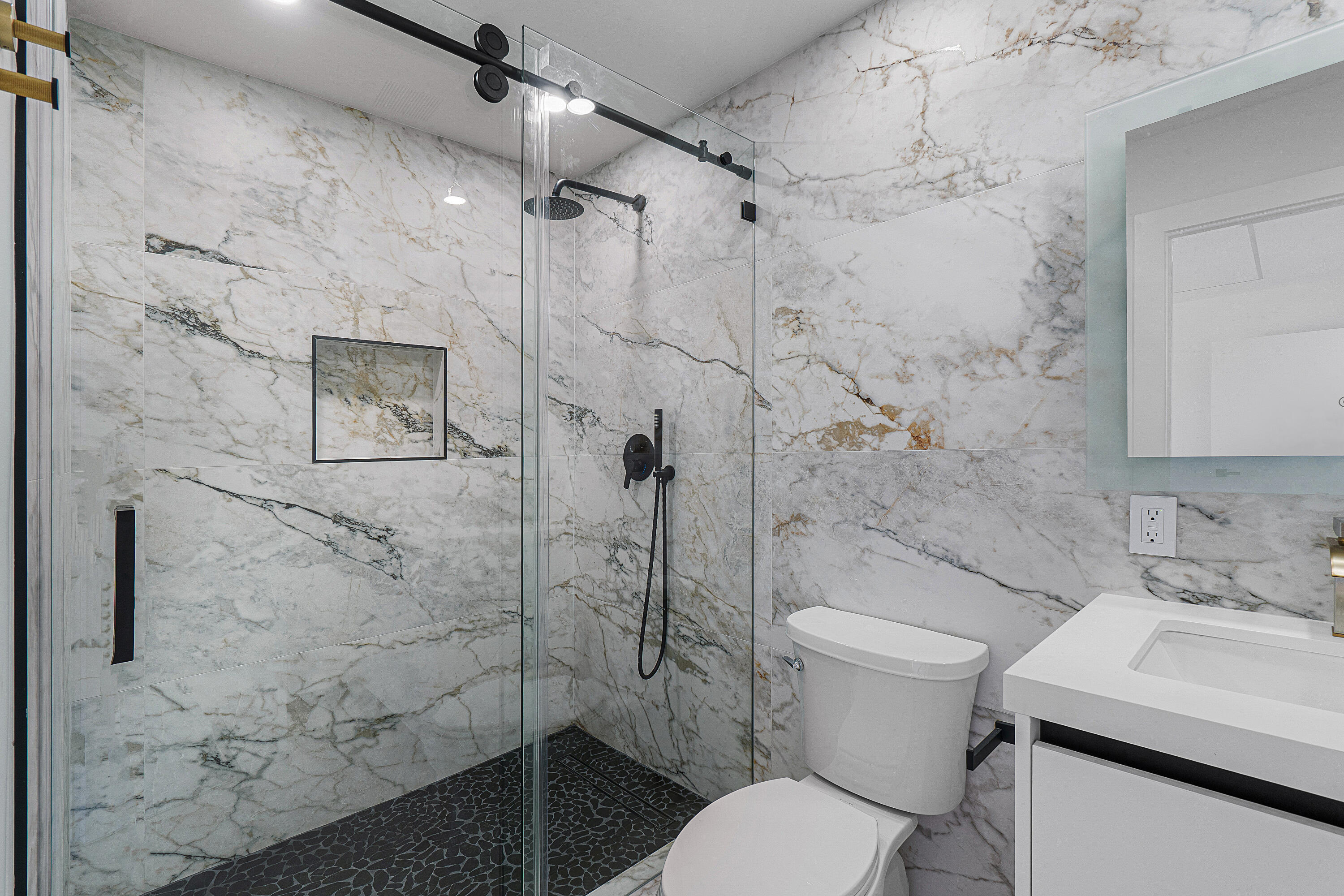Guest Full Bathroom