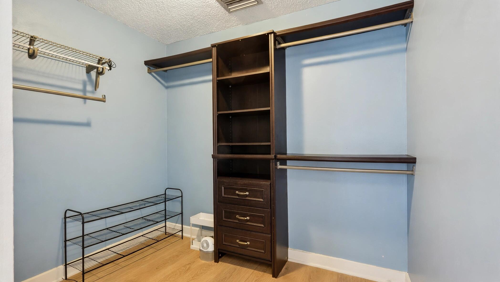 25-closet-empty-DSC03948
