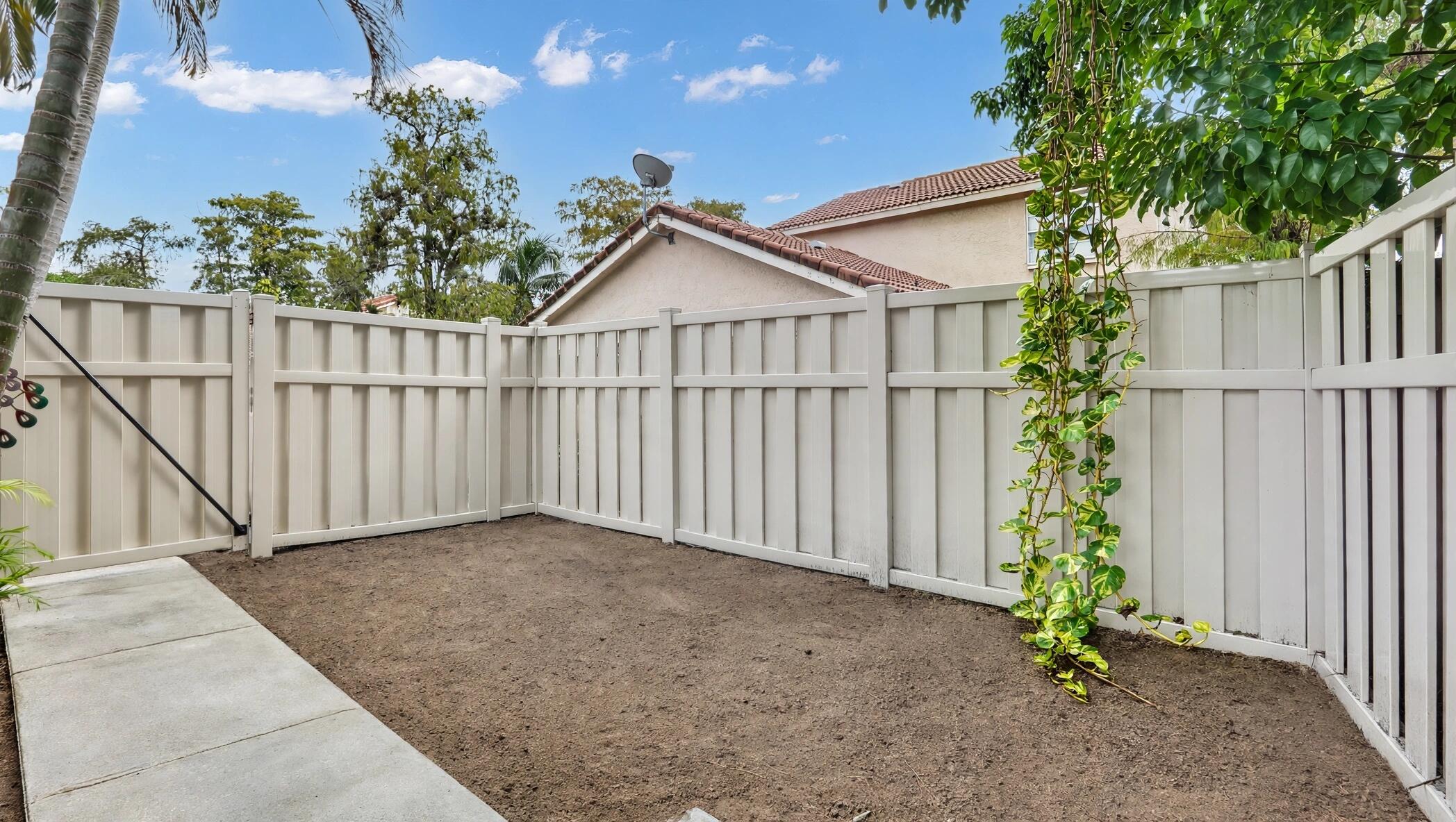 08-backyard-DSC03971
