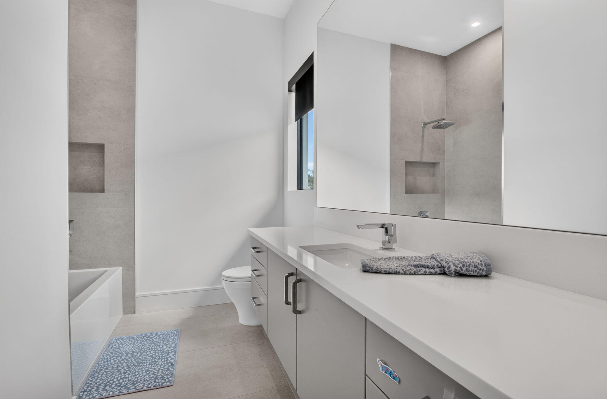 FEATURES TUB