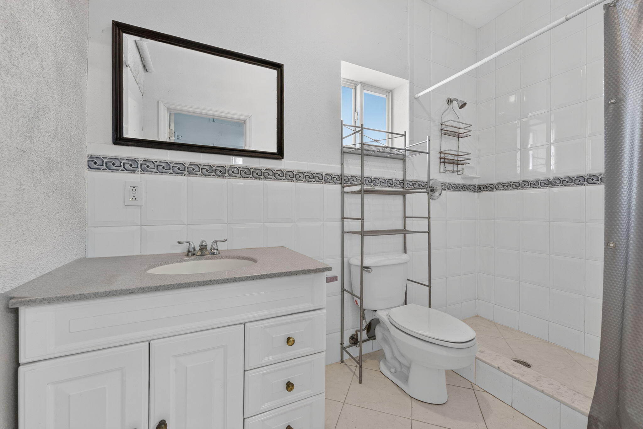 Full bath located at the back of the garage