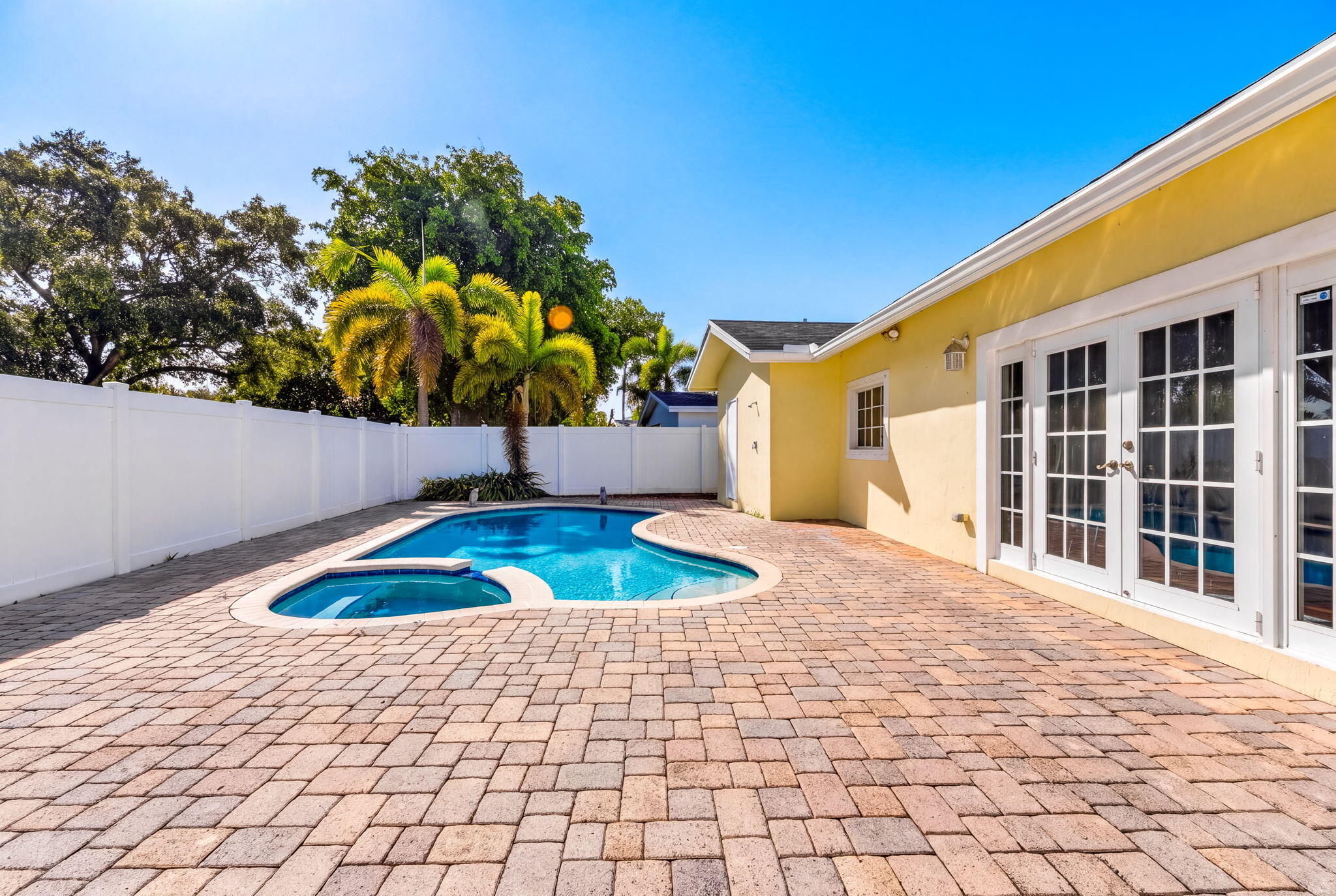 Outdoor pool/ patio space