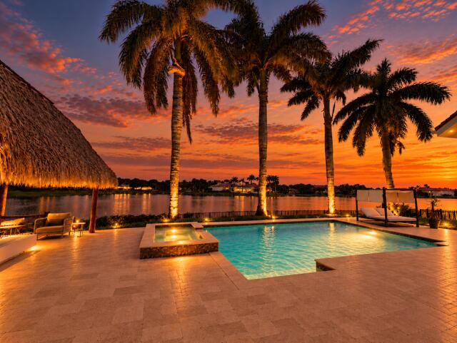 pool/spa Tiki pool/spa Tiki