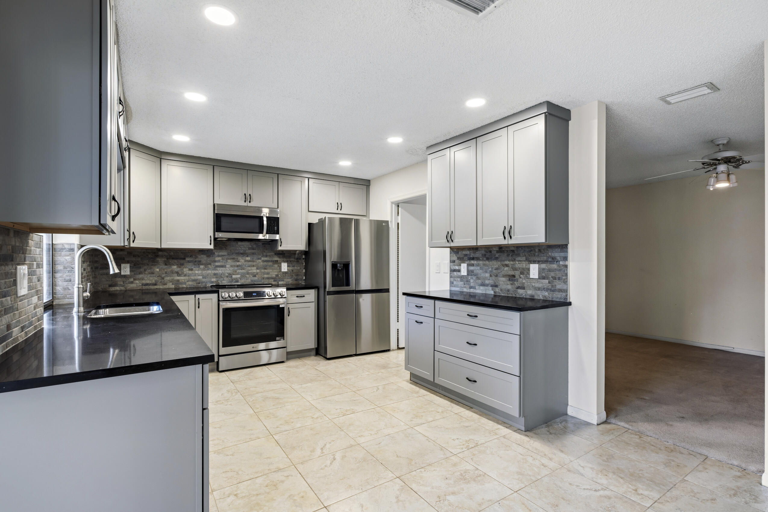 Large Grainte Kitchen