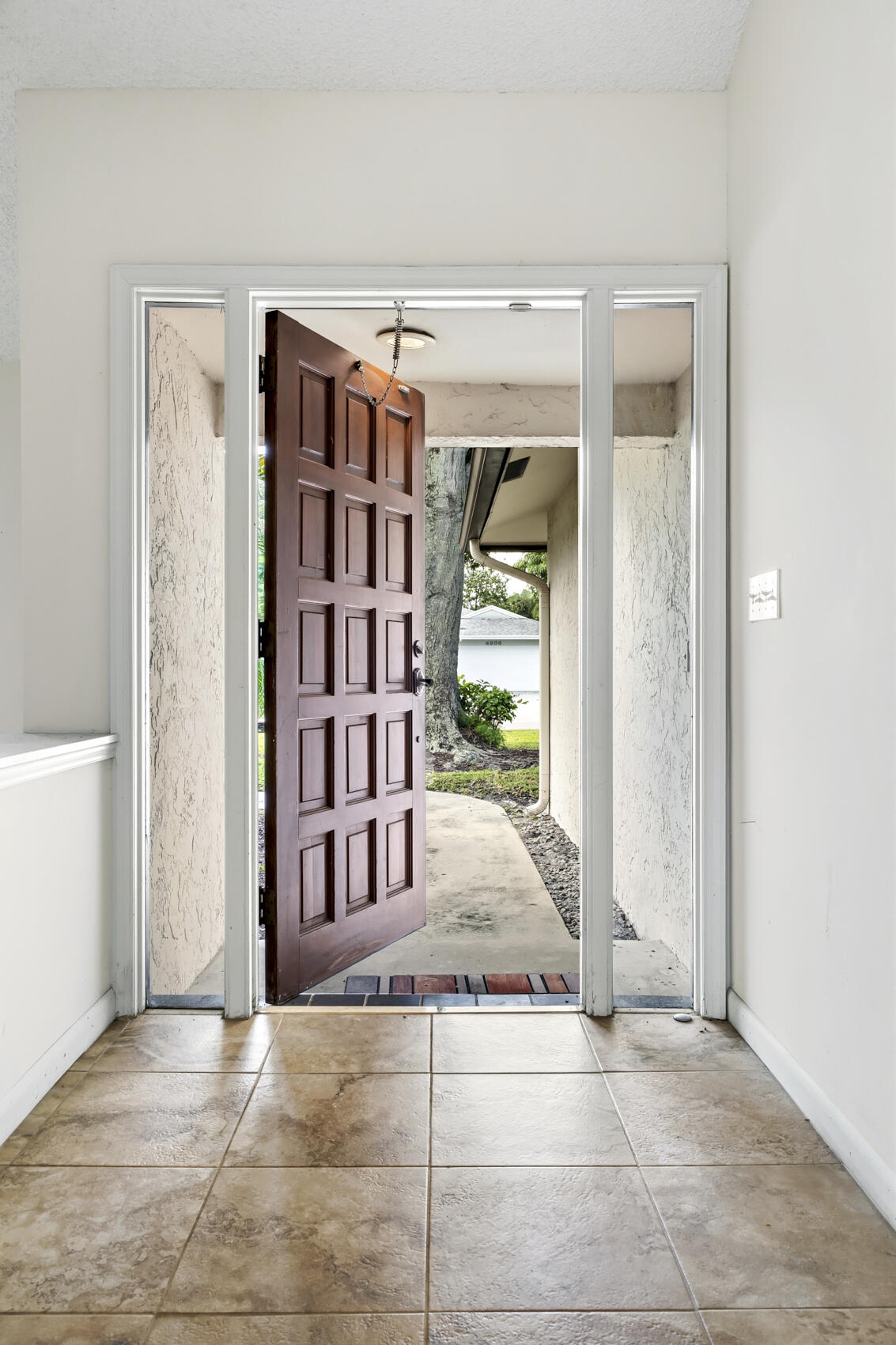 Tiled Entrance Foyer