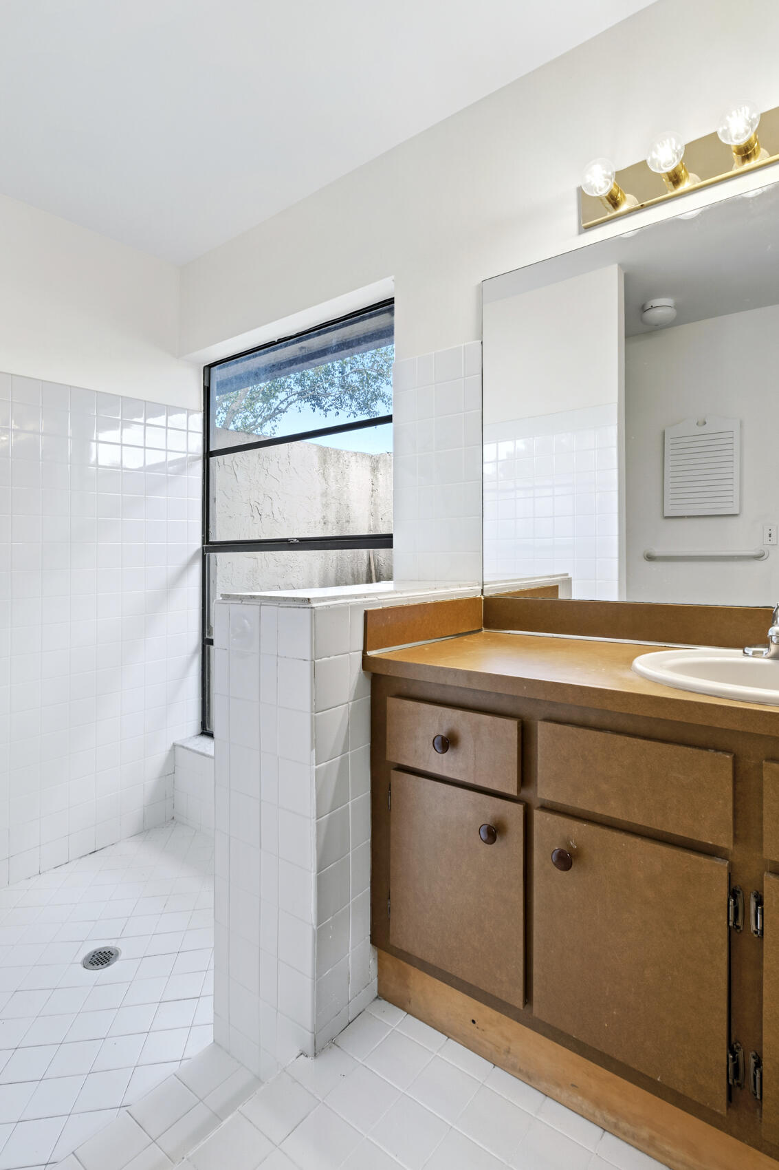Primary Bathroom w/ Walk-in Shower
