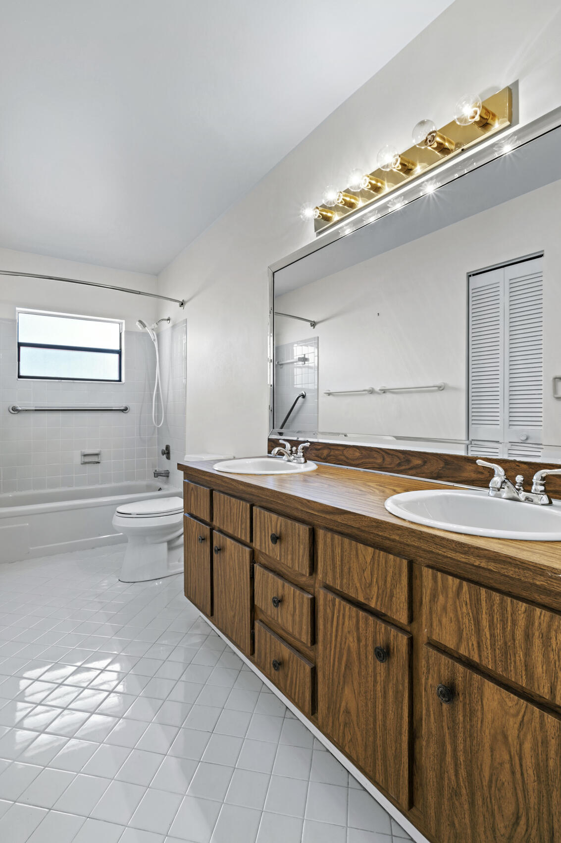 Guest Bathroom w/ Tub