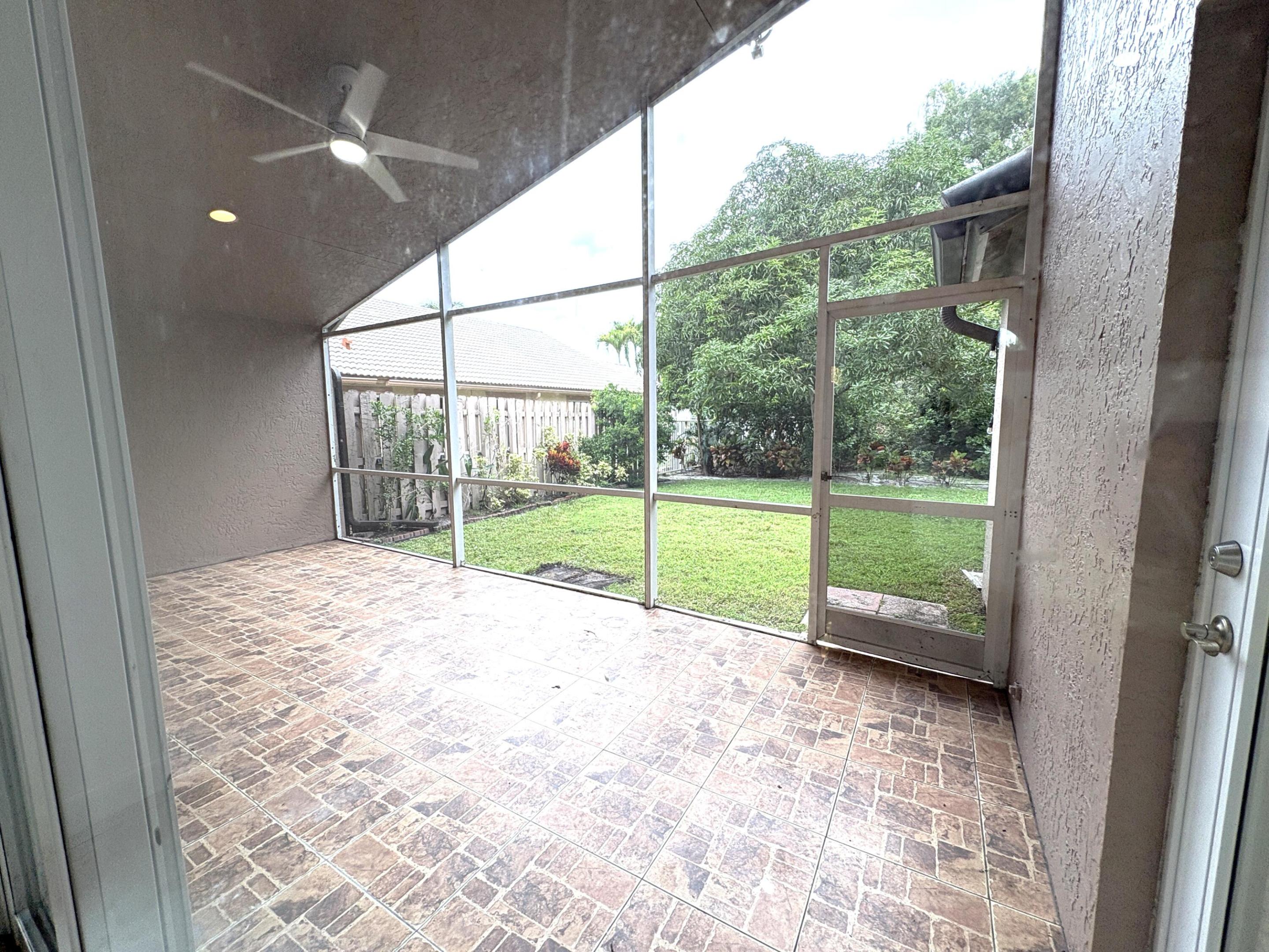 Hug patio with enclosed screen
