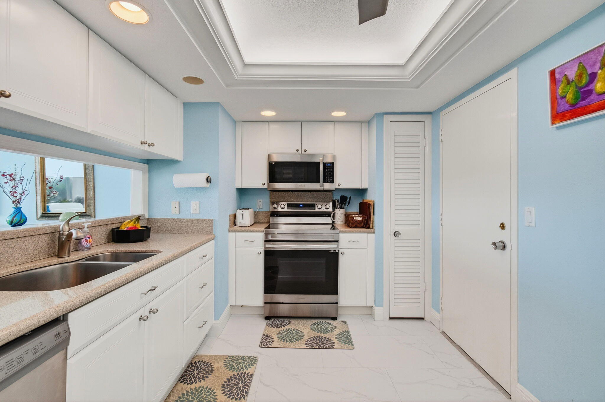 EAT-IN KITCHEN