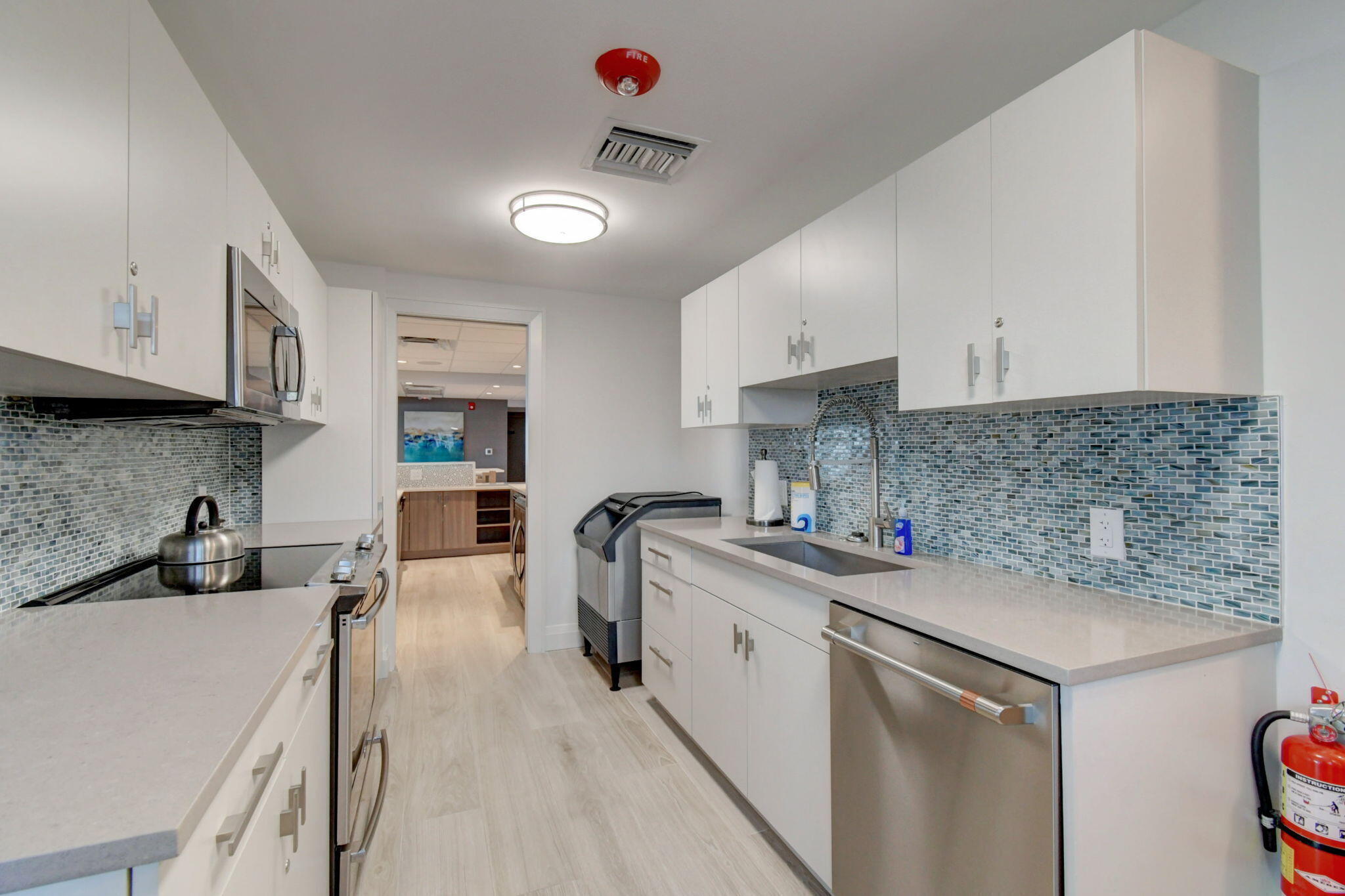 BEACH CLUB KITCHEN