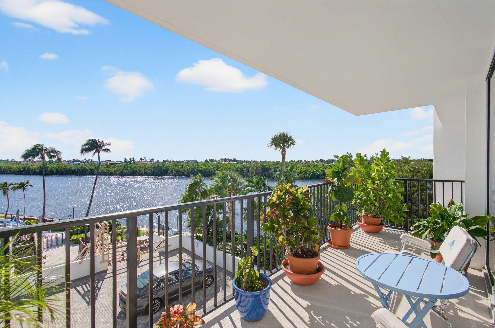 LARGE BALCONY OVERLOOKING INTRACOASTAL
