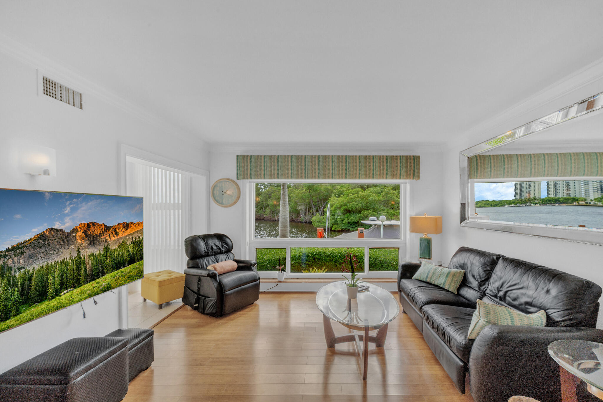 7 Living Area (2)