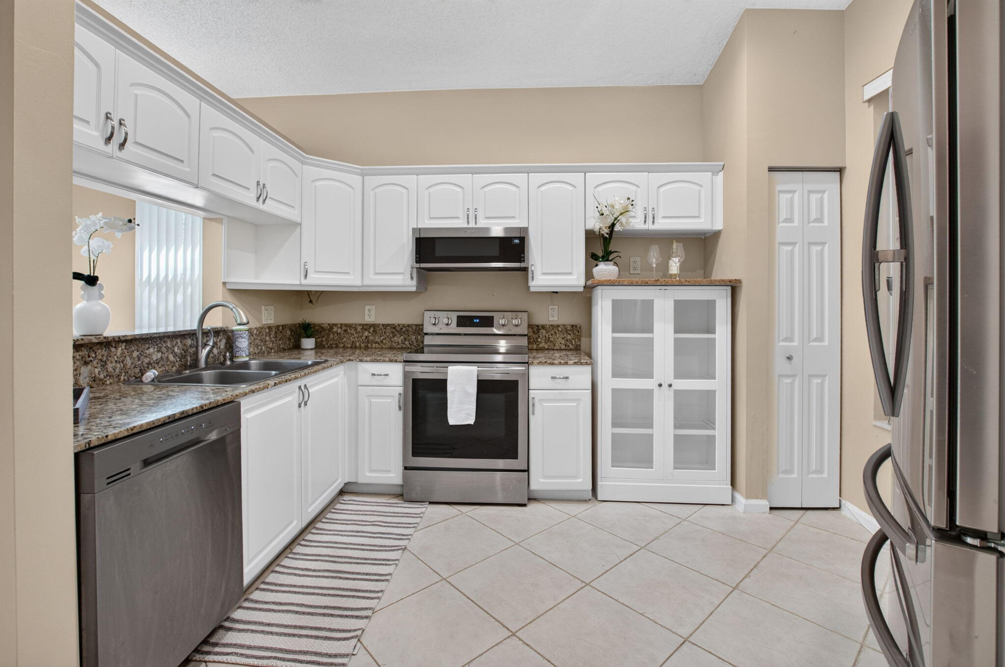 Well-Appointed Kitchen with Generous Cabinetry & Storage