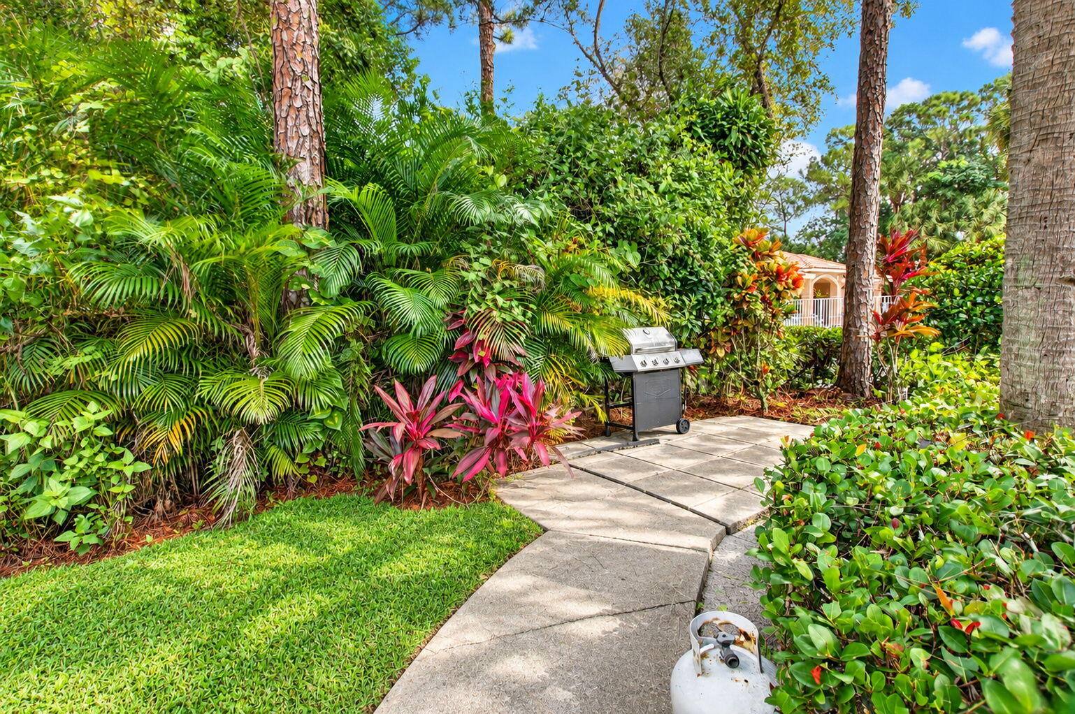 Scenic Garden Walkway to Community Amenities & Nearby BBQ Area Scenic Garden Walkway to Community Amenities & Nearby BBQ Area