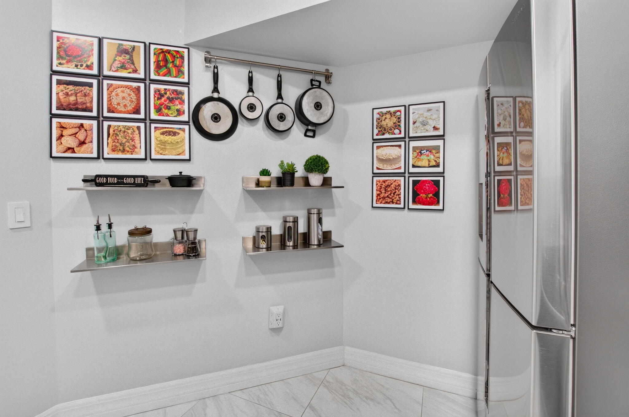 Stylish Floating Shelves & Dcor