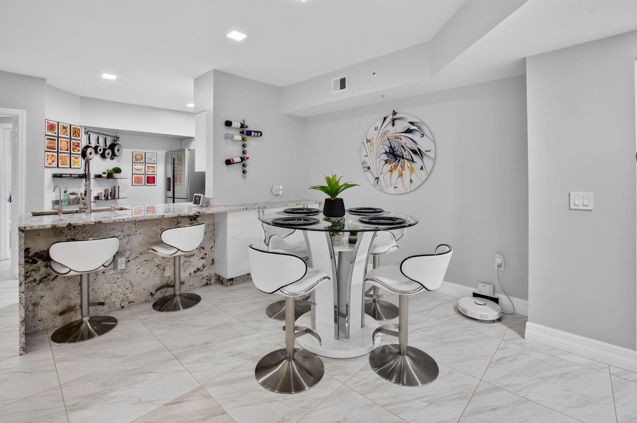 Stylish Dining & Granite Breakfast Bar