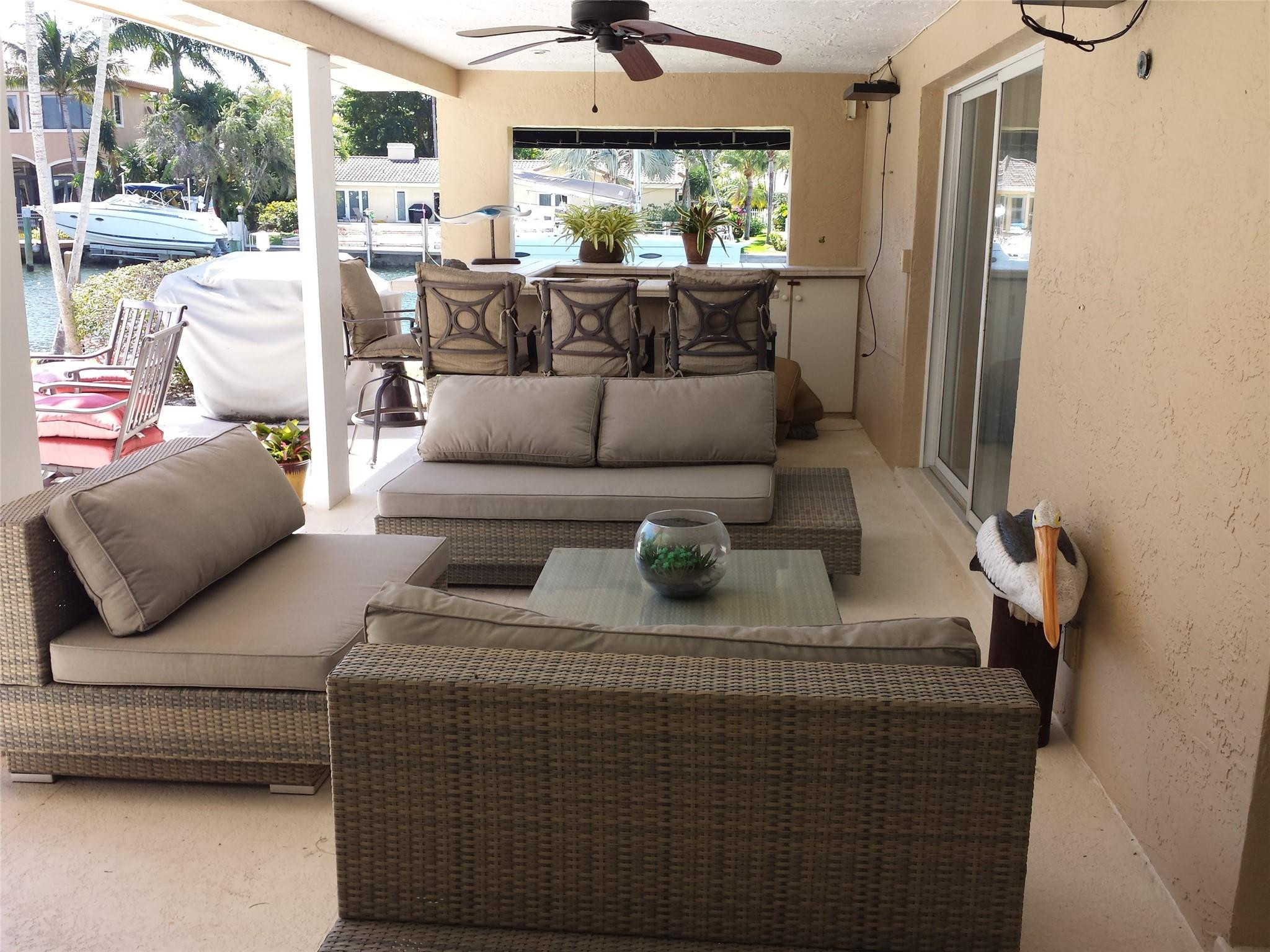 Large L shape patio with service bar