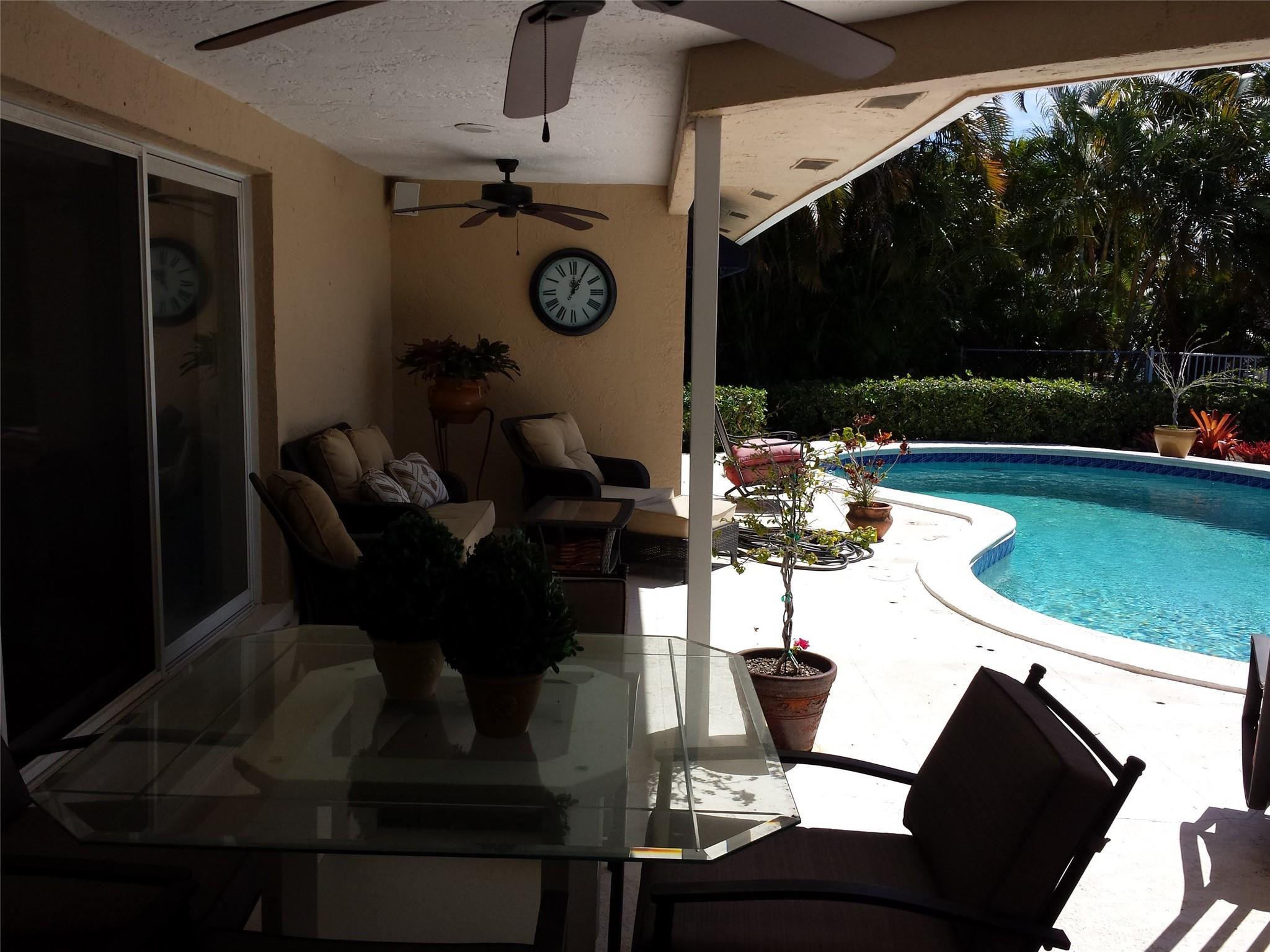 Other half of patio open to pool