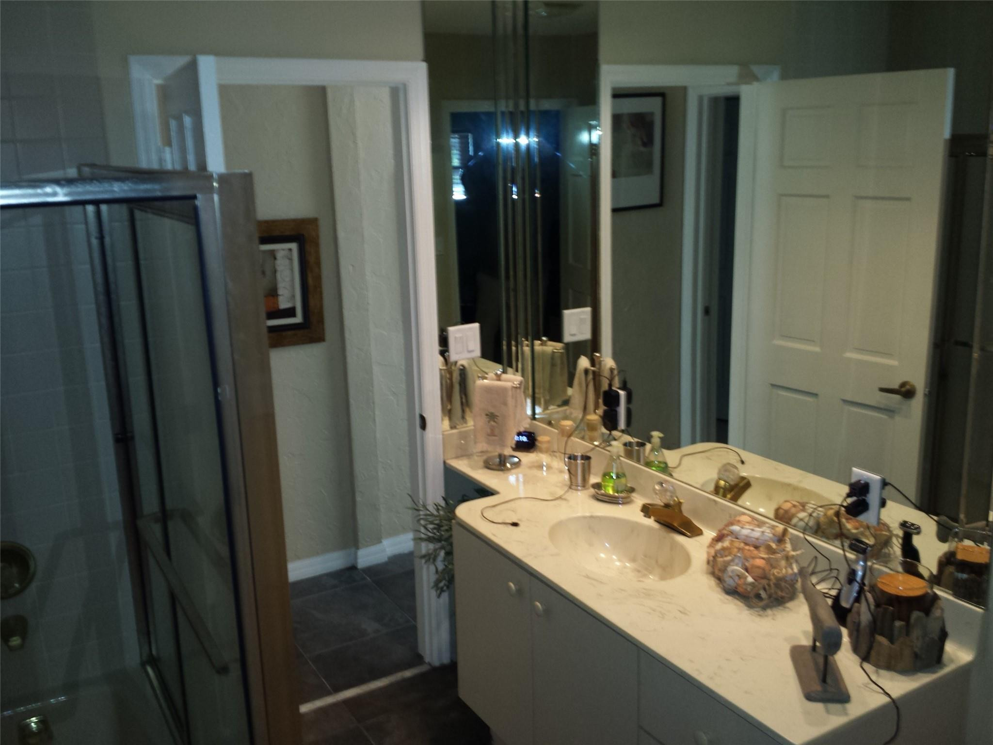 3rd bedroom bath with tub shower