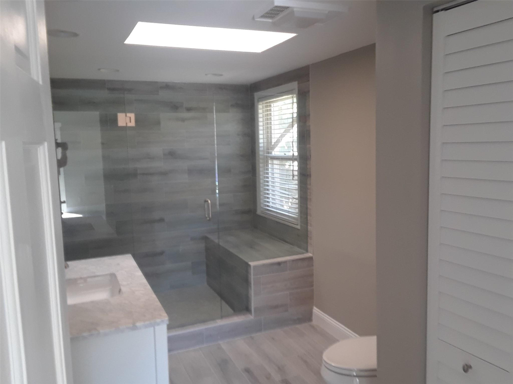 Very nice bath with walkin shower and closet Very nice bath with walkin shower and closet