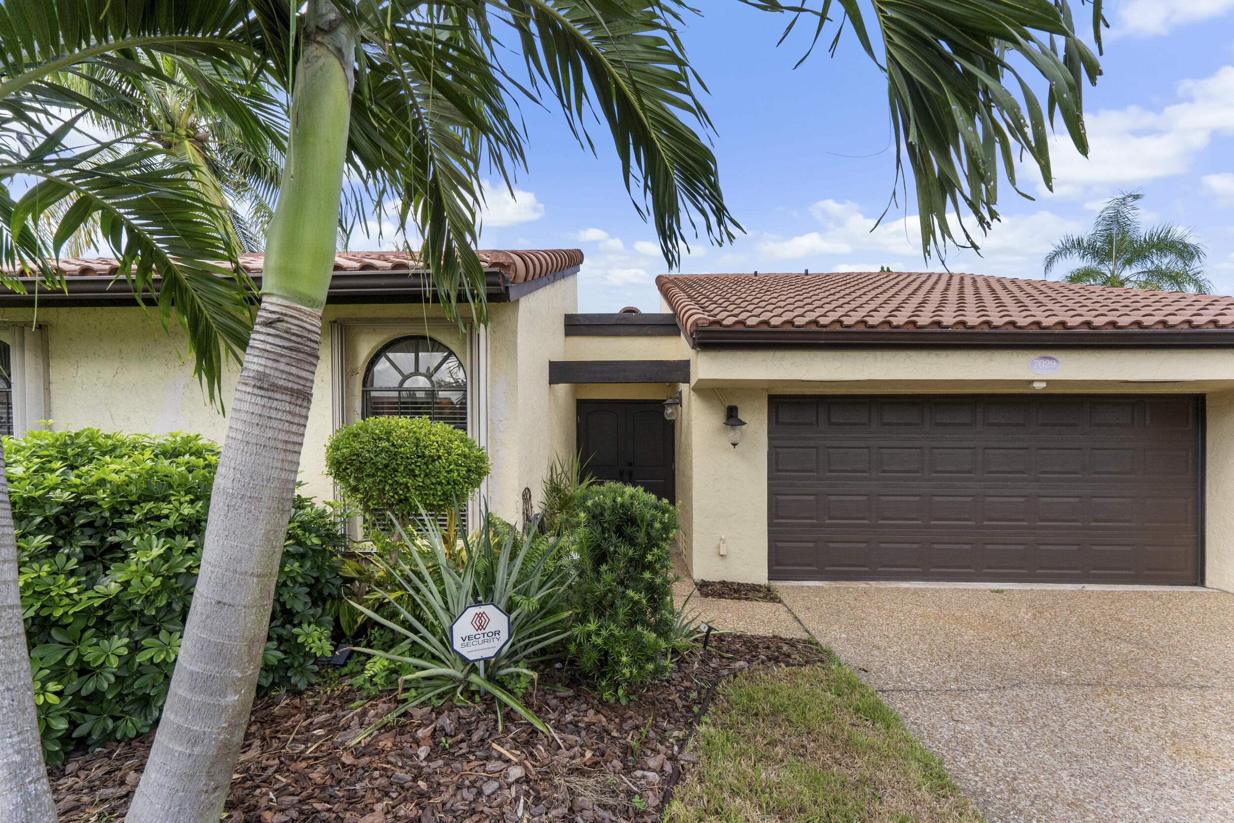 7029_Golf_Pointe_Circle-2