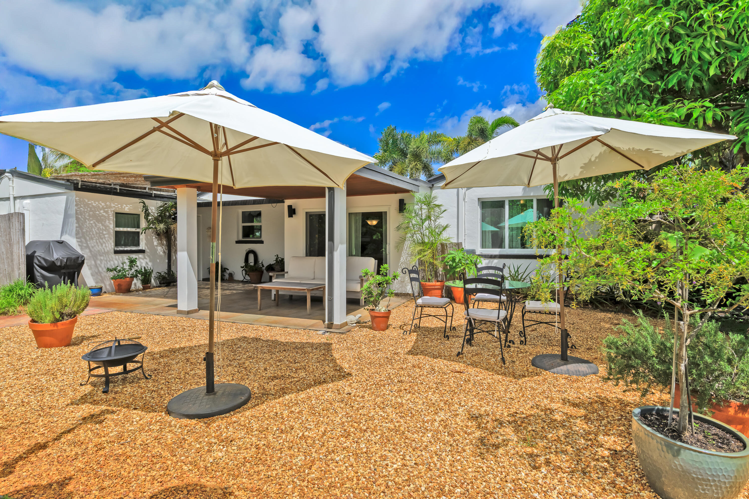 11 - Outdoor Area