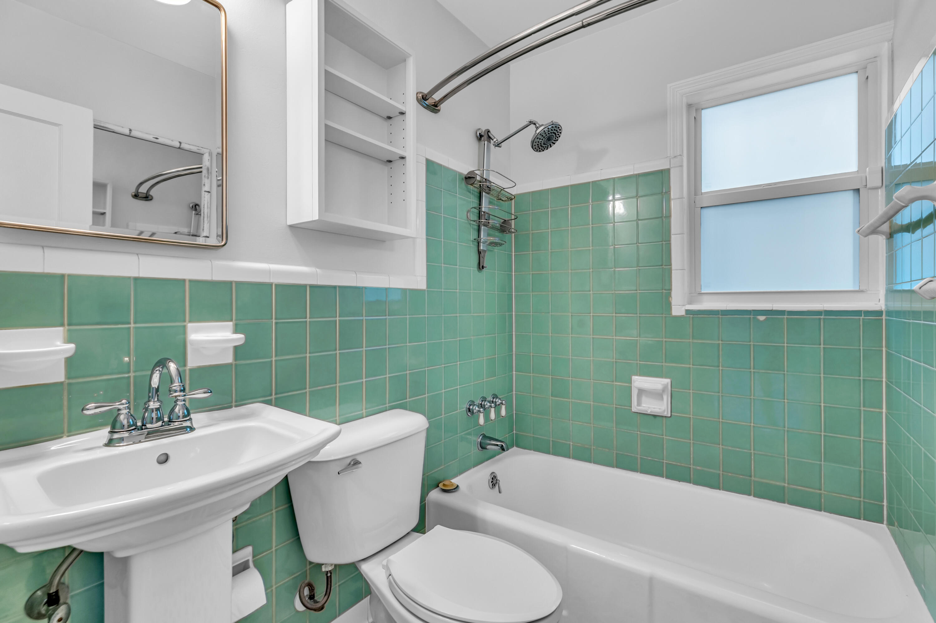 21 - Hall Bathroom