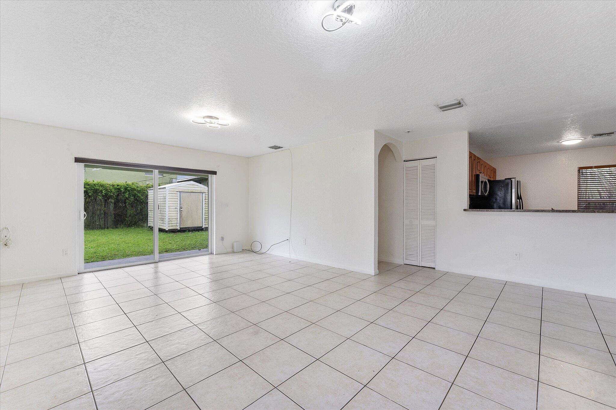 05-2212 NW 9th Ct_005
