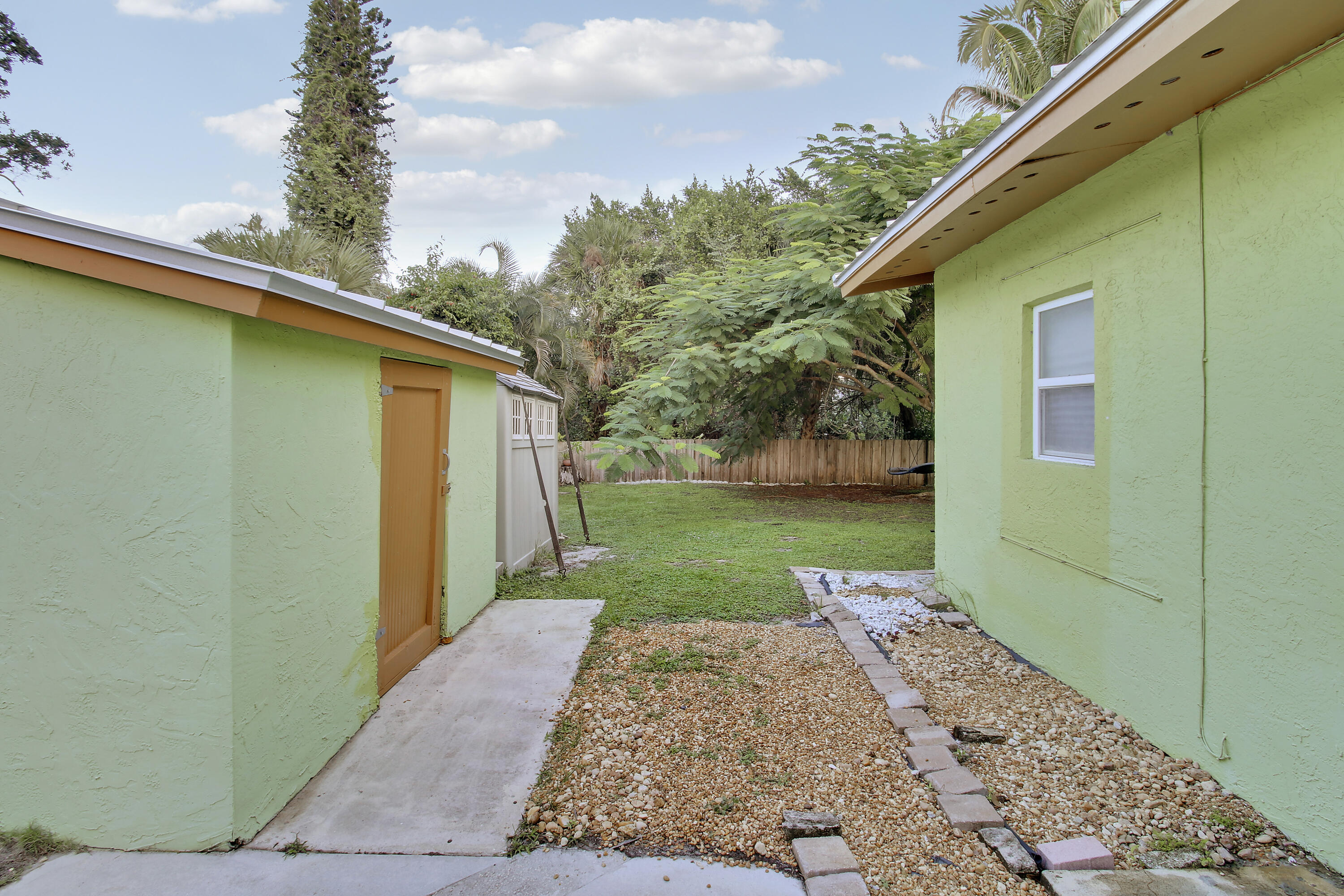 Westaside yardb with shed