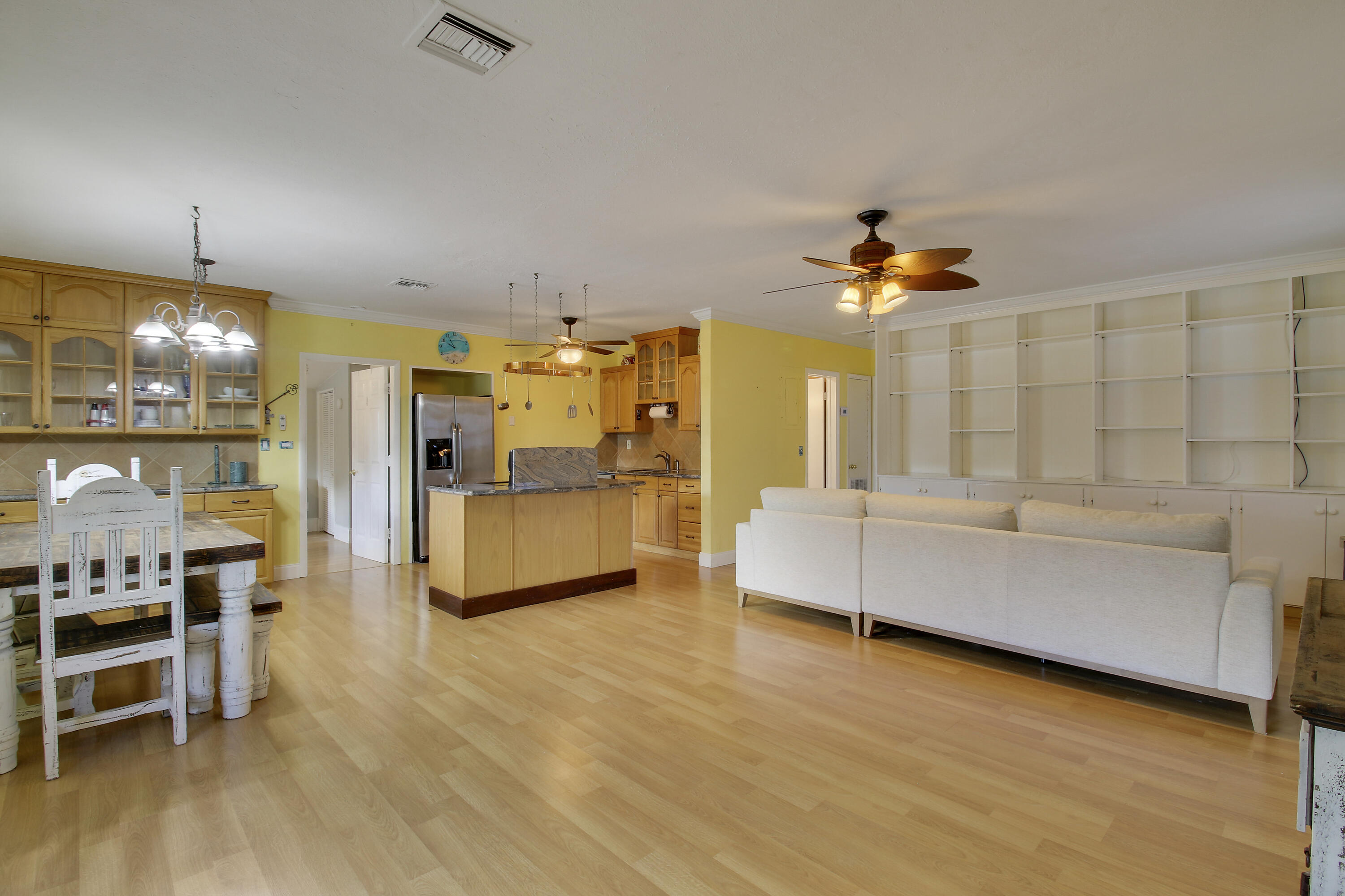 Open kitchen & dining area