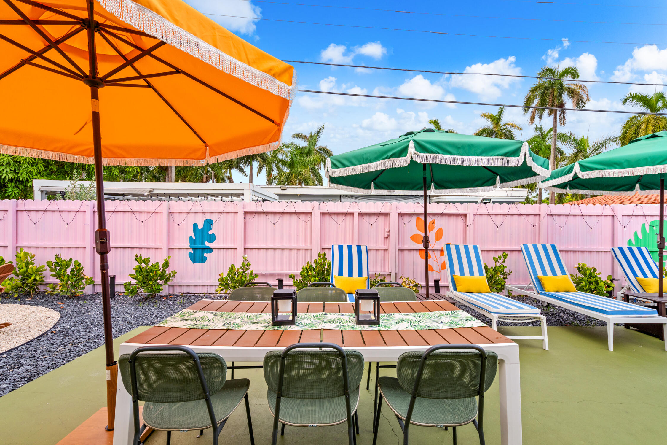 Hallandale Sunshine - Dining area