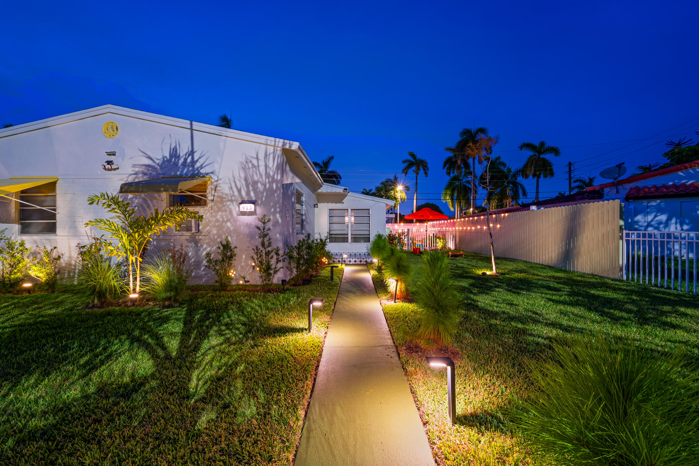 Hallandale Sunshine - House exterior at