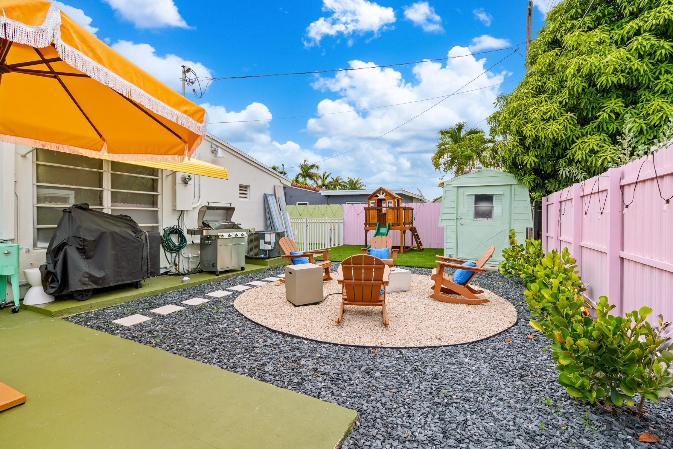 Hallandale Sunshine - Firepit (1)