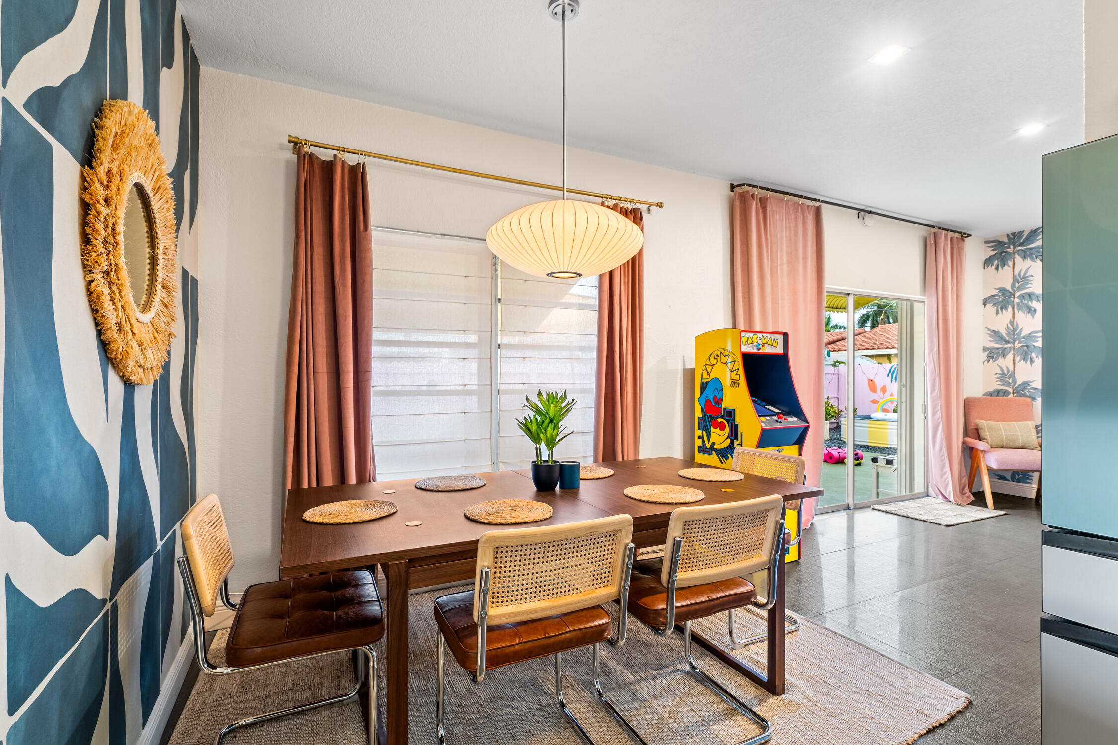 Hallandale Sunshine - Dining area (2)
