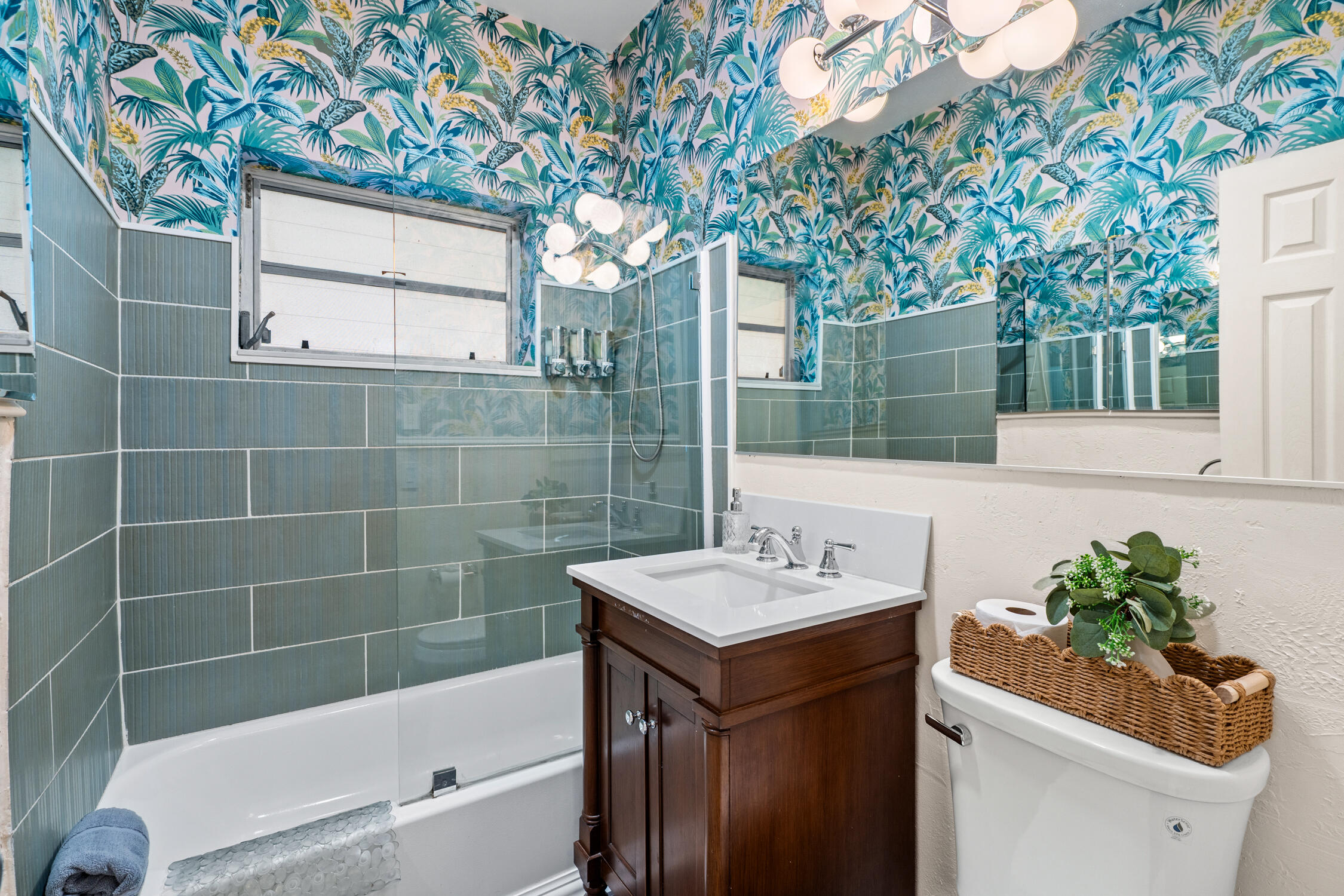 Hallandale Sunshine - Bathtub