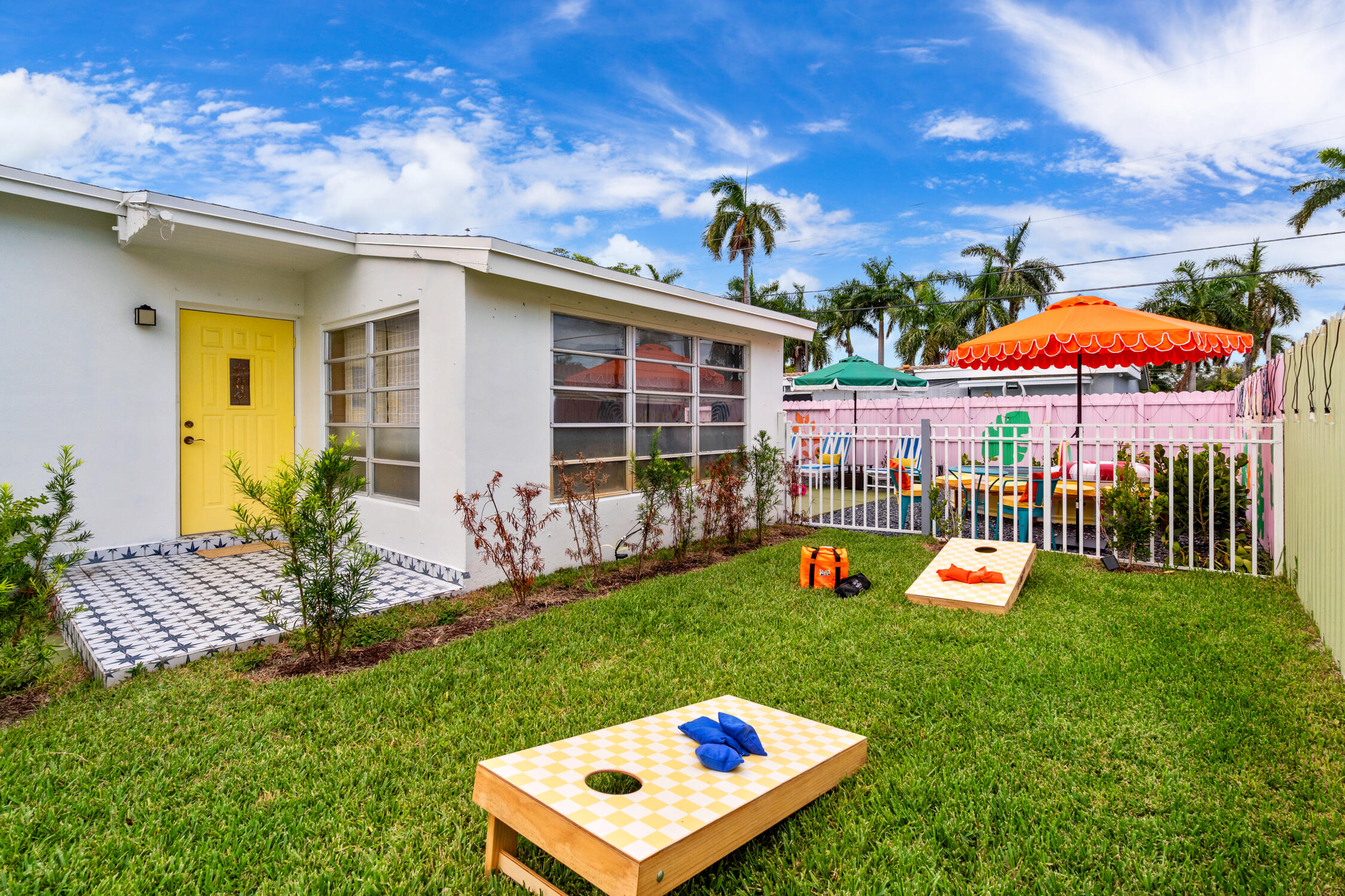 Hallandale Sunshine - Outdoor games