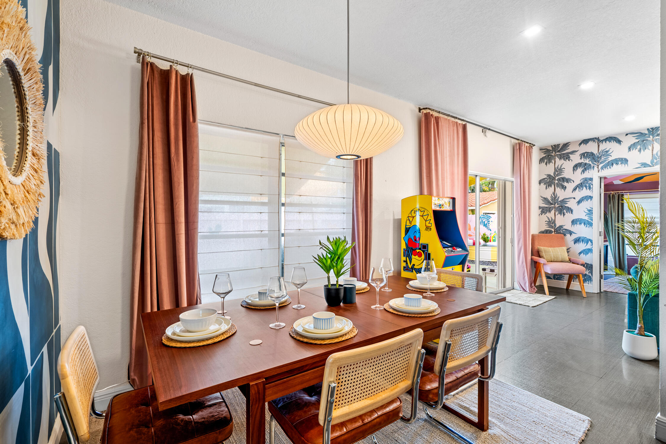 Hallandale Sunshine - Dining Area indoor