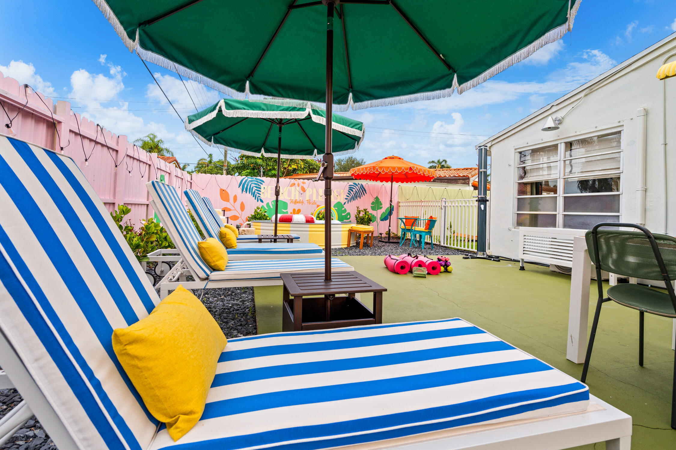Hallandale Sunshine - Bench chairs and u