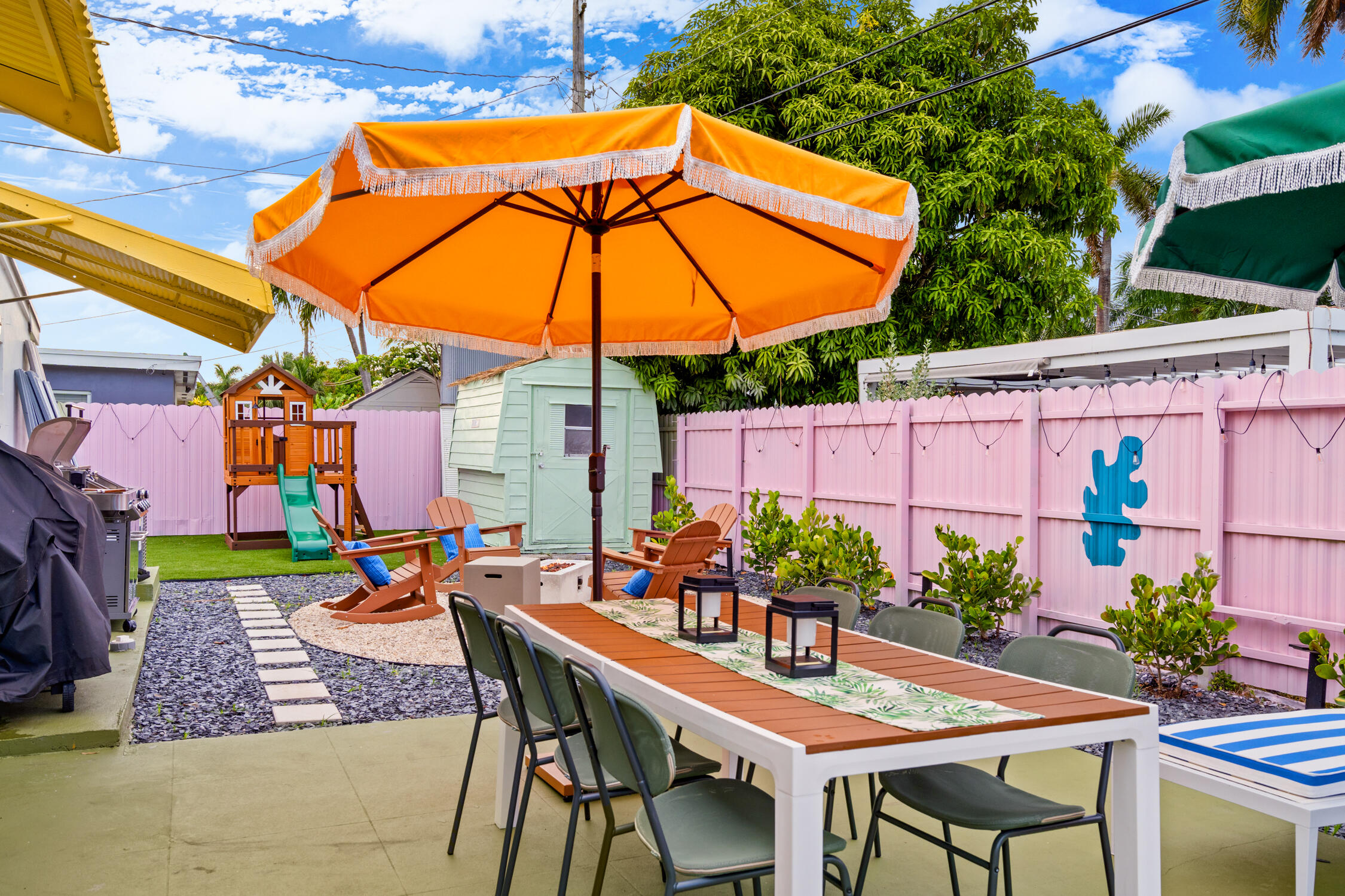 Hallandale Sunshine - Outdoor Dining Are