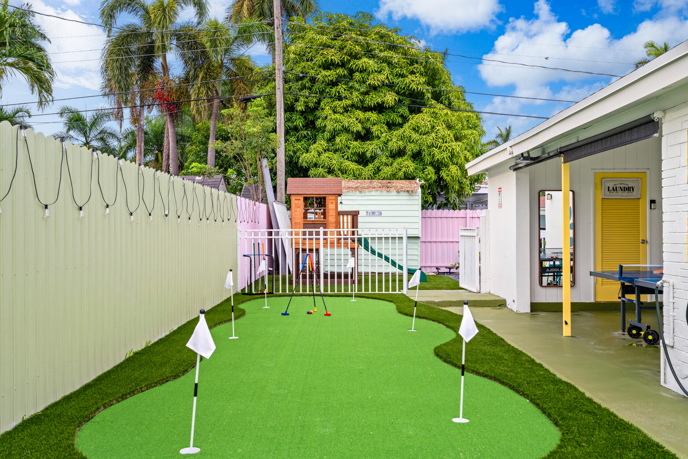 Hallandale Sunshine - Putting Green (2)