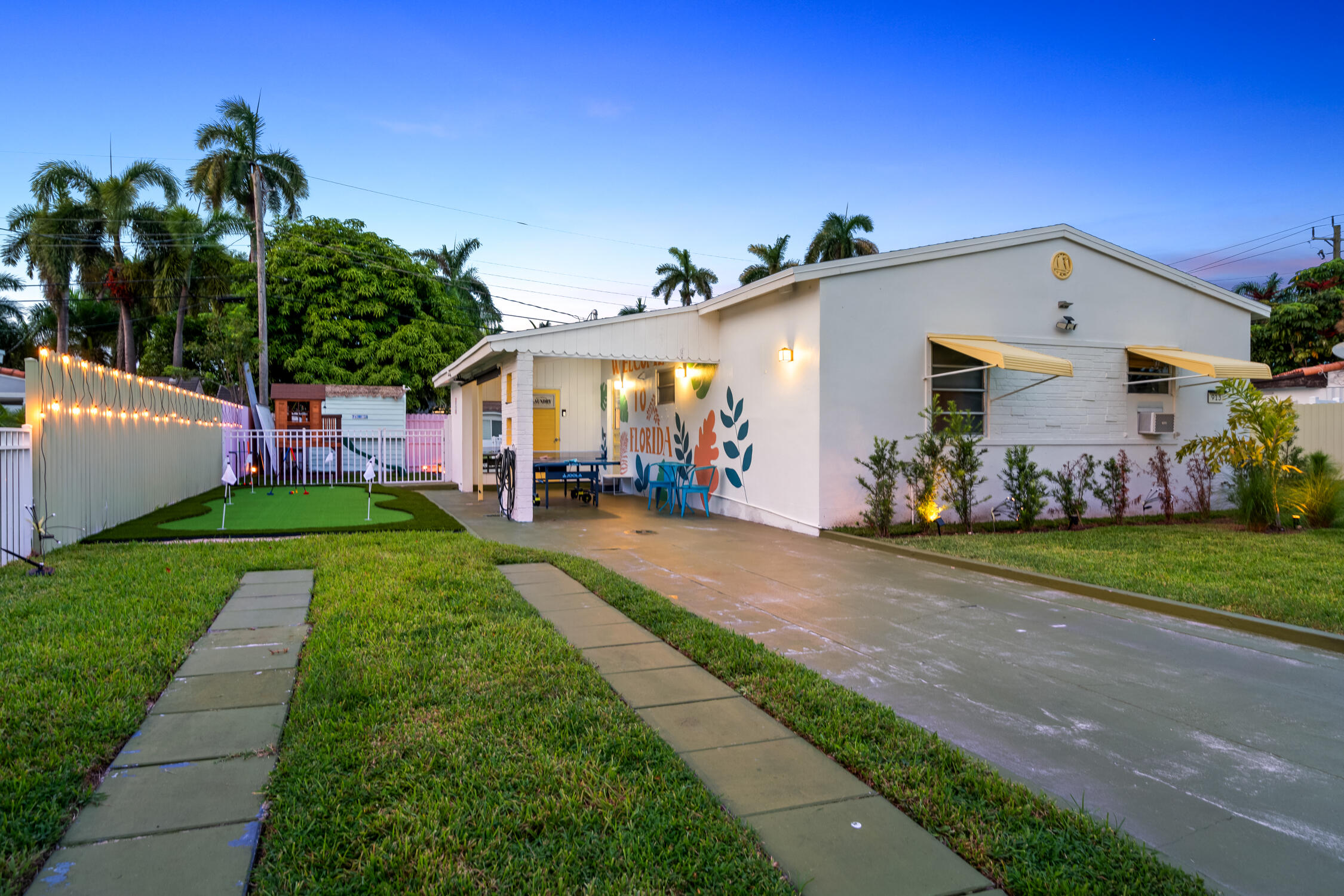 Hallandale Sunshine - House exterior at